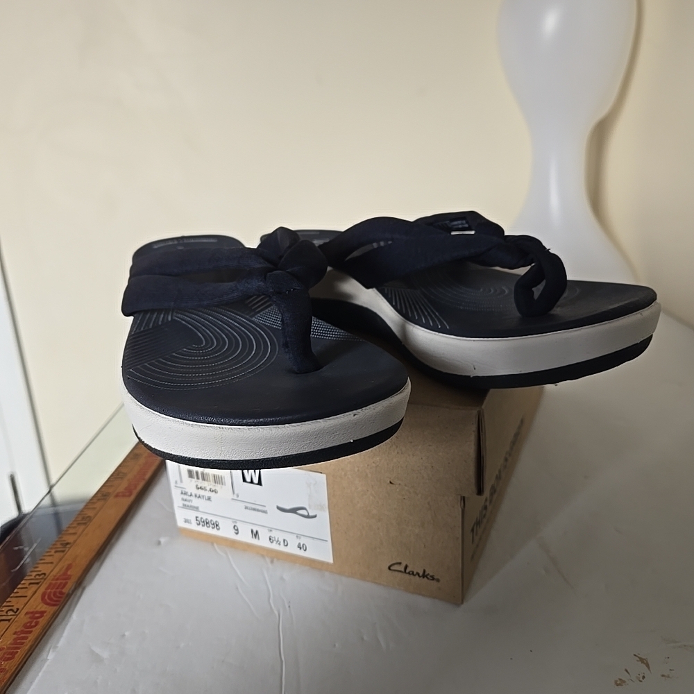 9M Clarks Women's Navy Sandals Org. 65.00 - Picture 4 of 5